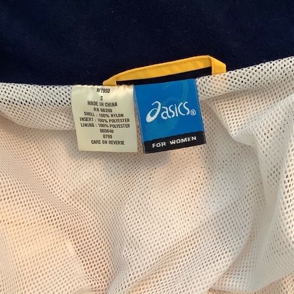 **SOLD** EUC Asics size S sport/rain hooded jacket - Picture 3 of 5